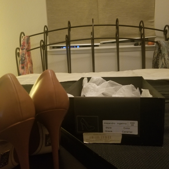 High end Designer pumps - Picture 2 of 4